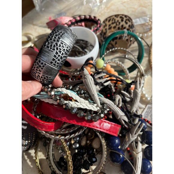 Vintage & Modern Fashion Jewelry Lot Of Mixed Bracelets Bangles & More 2.8 lbs - Picture 4 of 9